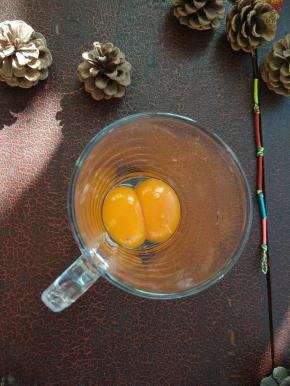 两个蛋黄分离出蛋清，放入无水无油的打蛋盘中；