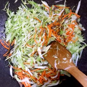 5.倒入胡萝卜丝，包菜丝