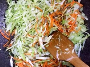 5.倒入胡萝卜丝，包菜丝