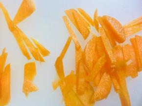 胡萝卜去皮切条或丝