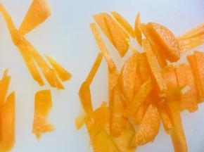 胡萝卜去皮切条或丝