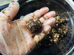 取适量面团揉成小球状