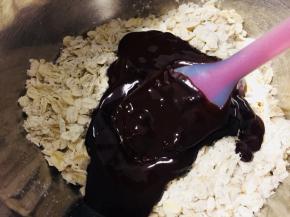 将巧克力黄油混合液倒入混匀的燕麦混合物中