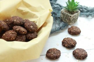 烤好的饼干晾凉后即可食用，从里到外硬脆有嚼劲