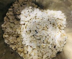 将燕麦、高粉、砂糖混合均匀