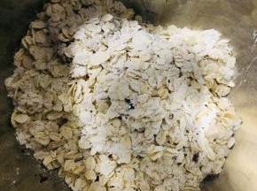 将燕麦、高粉、砂糖混合均匀