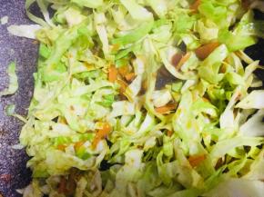 然后倒入包菜，翻炒