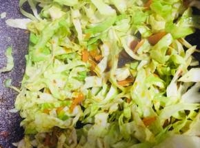 然后倒入包菜，翻炒