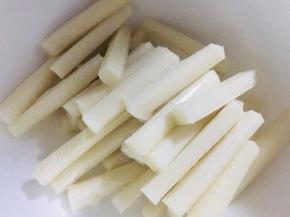 年糕掰开，煮熟后沥干水分备用