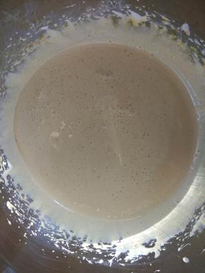 用电动打蛋器中速打发至蛋黄与fluff棉花糖完全融合发白膨大的状态；