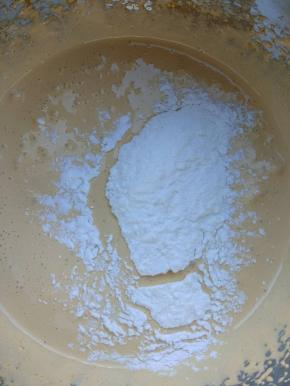 筛入15g玉米淀粉至蛋黄与棉花糖糊中；