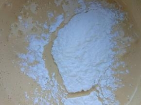 筛入15g玉米淀粉至蛋黄与棉花糖糊中；