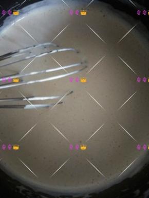 200ml牛奶加入混合好粉类的蛋黄糊中；低速用电动打蛋器搅拌融合；