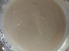 把混合好的全部液体过筛倒入奶锅中；