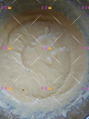 低速用电动打蛋器打到淀粉完全融合；