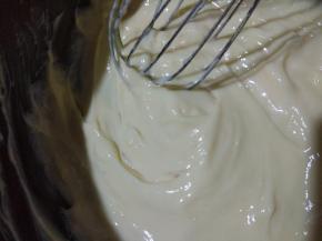 小火加热，一边煮一边用手动打蛋器不停搅拌，防止糊底粘锅；