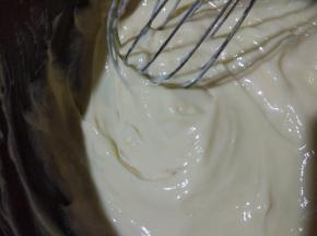 小火加热，一边煮一边用手动打蛋器不停搅拌，防止糊底粘锅；