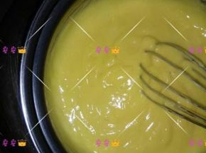 奶锅放入冰水盆中，使其降温，不停的搅拌，丝滑美味的fluff卡仕达酱就完美呈现出来啦。