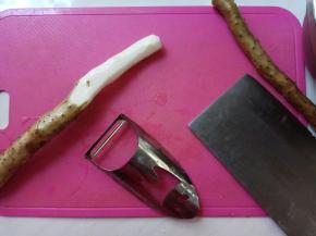 山药削皮，切成寸段。