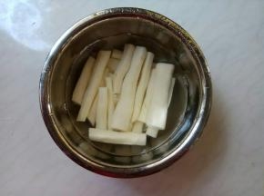 一边削好的山药，随即放在清水里泡着，水里滴几滴白醋，这样防止氧化变黑。