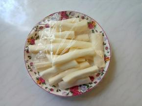 全部削好，摆放入盘中，盖保鲜膜。