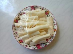 全部削好，摆放入盘中，盖保鲜膜。