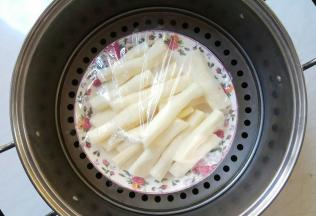 入蒸锅，隔水蒸15分钟。