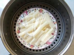 入蒸锅，隔水蒸15分钟。