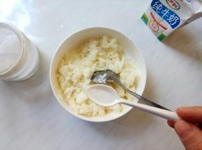 用勺子碾碎山药，趁热加少许盐，盐可以增加甜的口感，但不能多哦！
牛奶分次加入。