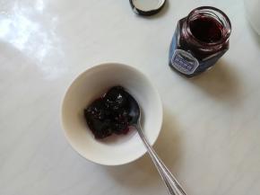 蓝莓酱加清水稀释。