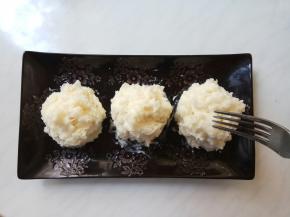 山药泥儿用勺子舀到盘中，堆成三份圆球状。再用叉子随意划出纹路，喜欢用裱花袋的就用上。