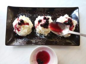 将蓝莓酱淋在山药泥儿上。