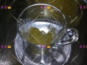 吉利丁片掰成小片，用冷水泡软，备用；