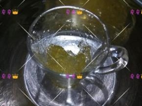 吉利丁片掰成小片，用冷水泡软，备用；