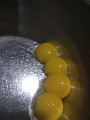 蛋黄分离出蛋清，放入无油无水打蛋盘中；