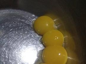 蛋黄分离出蛋清，放入无油无水打蛋盘中；