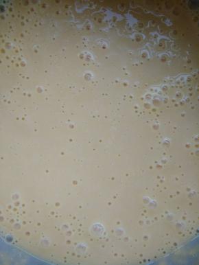 用电动打蛋器低速至中速至高速至中速至低速的过程打发蛋黄与fluff棉花糖至完全融合发白的状态；