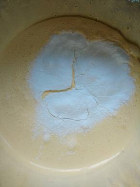 一次性筛入玉米淀粉至蛋黄与棉花糖糊中；