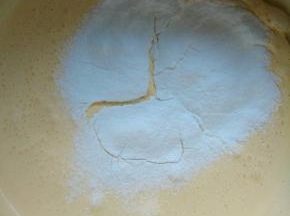 一次性筛入玉米淀粉至蛋黄与棉花糖糊中；