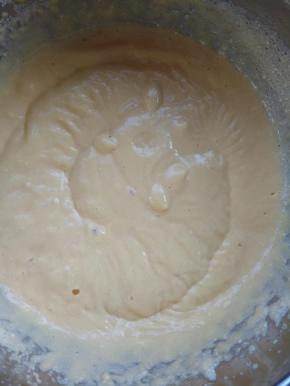 用电动打蛋器低速把淀粉搅拌至完全融合；