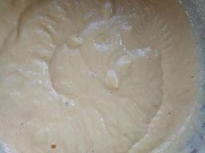 用电动打蛋器低速把淀粉搅拌至完全融合；