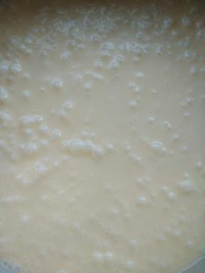 加入牛奶，打蛋器低速搅拌融合；