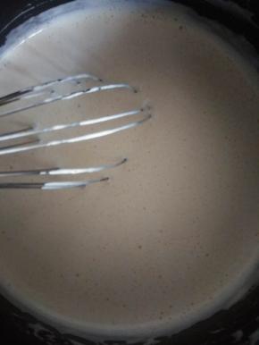 混合好的全部液体糊过筛倒入奶锅中；