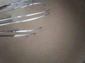 混合好的全部液体糊过筛倒入奶锅中；