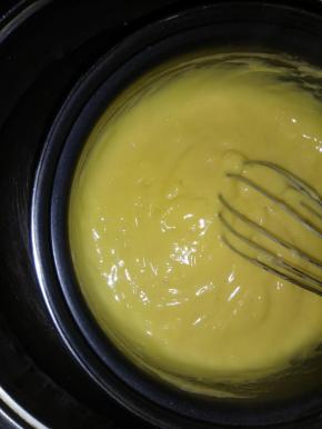 小火加热，一边煮一边用手动打蛋器不停搅拌，防止糊底粘锅；