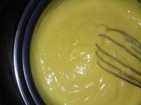 小火加热，一边煮一边用手动打蛋器不停搅拌，防止糊底粘锅；