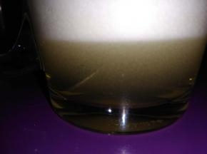 泡软的吉利丁片滤干水分，隔水加热至融化，变成液体；