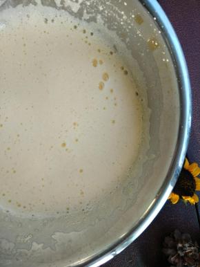 将冷却至室温的吉利丁片溶液倒入冷却好的蛋奶糊中搅拌均匀；