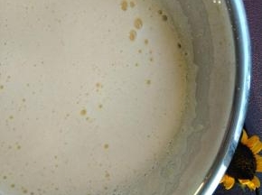 将冷却至室温的吉利丁片溶液倒入冷却好的蛋奶糊中搅拌均匀；