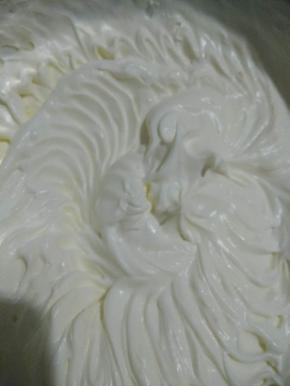 淡奶油放入无油无水的打蛋盆，加入盐用电动打蛋器打发到刚出现纹理即可；